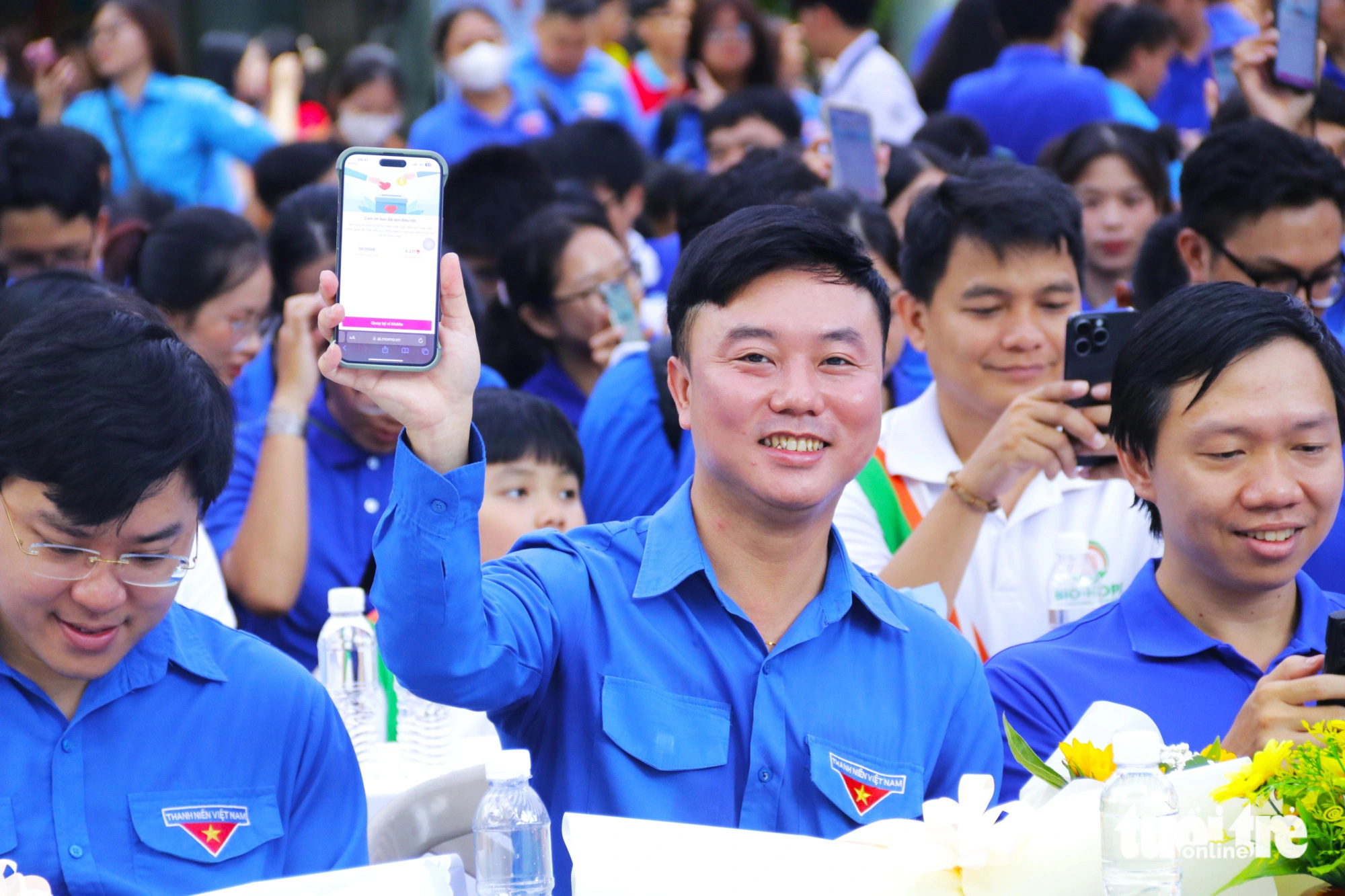 Đại diện các đơn vị tham gia tham gia quyên góp tại buổi lễ do Thành Đoàn TP.HCM và báo Tuổi Trẻ phát động - Ảnh: TIẾN QUỐC