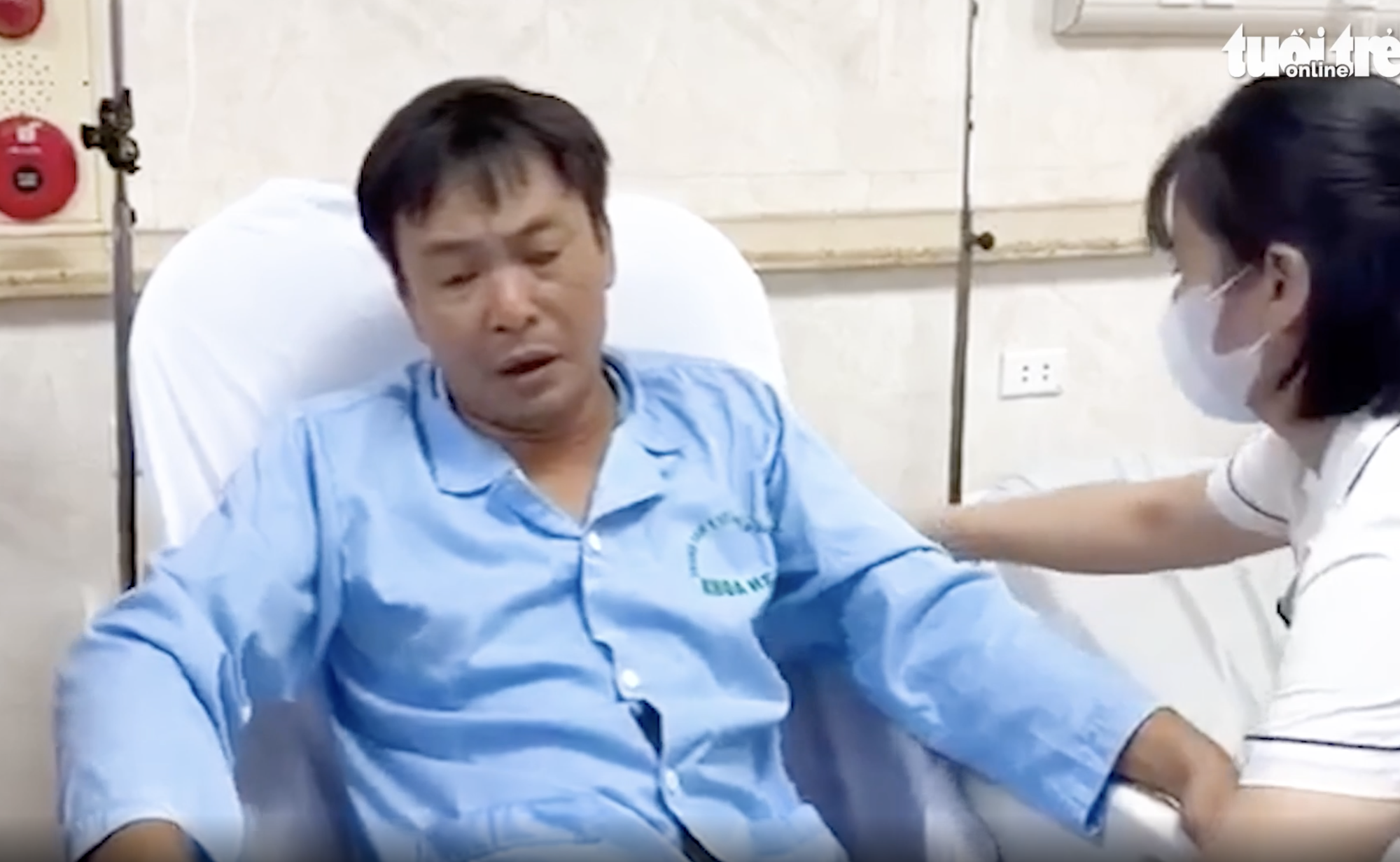 Sập cầu Phong Châu: Người nhà khóc nghẹn, túc trực ngóng chờ phép màu sẽ đến - Ảnh 2.