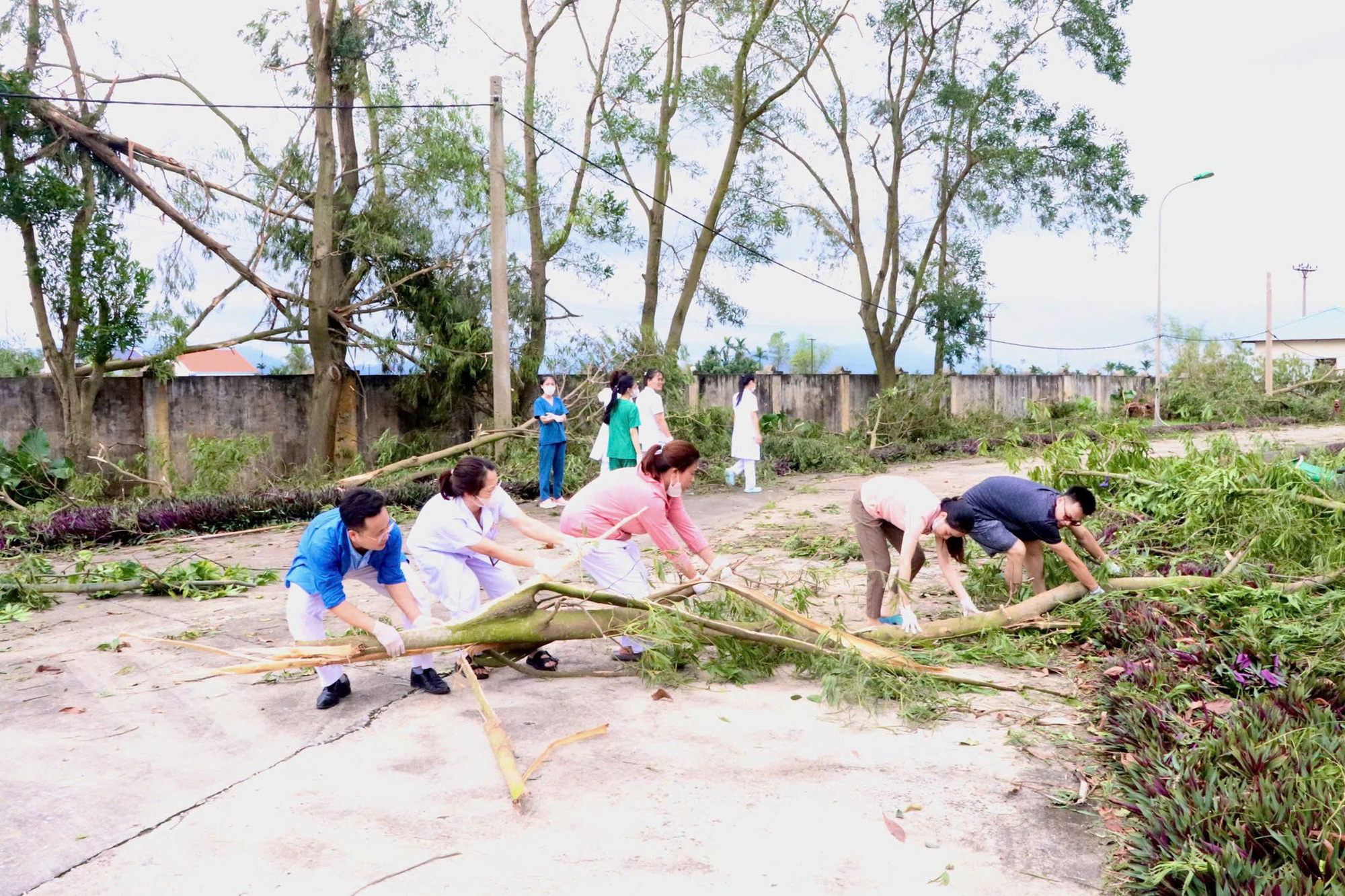 Y tế Quảng Ninh, Hải Phòng: Dồn lực đảm bảo thuốc men, khử khuẩn phòng dịch sau bão lũ - Ảnh 3.