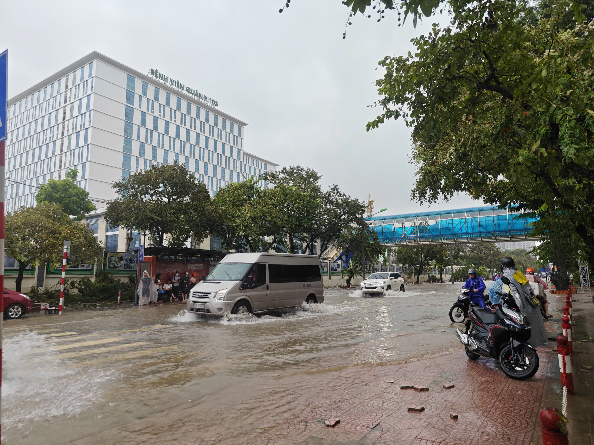 Mưa lũ, Bệnh viện K tăng thêm giường, miễn phí lưu trú cho bệnh nhân - Ảnh 6.