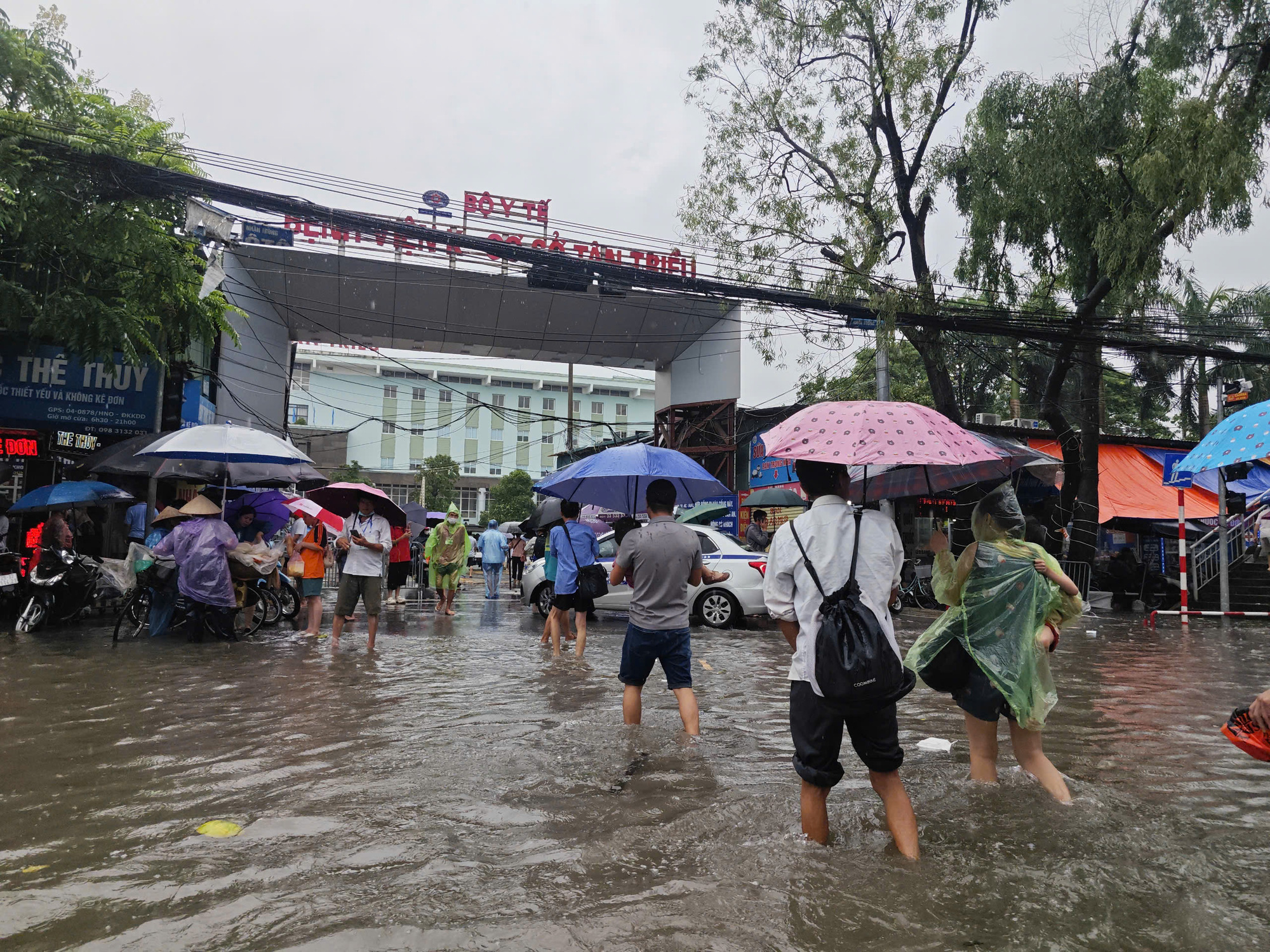 Cổng viện K ngập sâu, bệnh nhân ung thư chật vật lội nước đến viện điều trị - Ảnh 2.