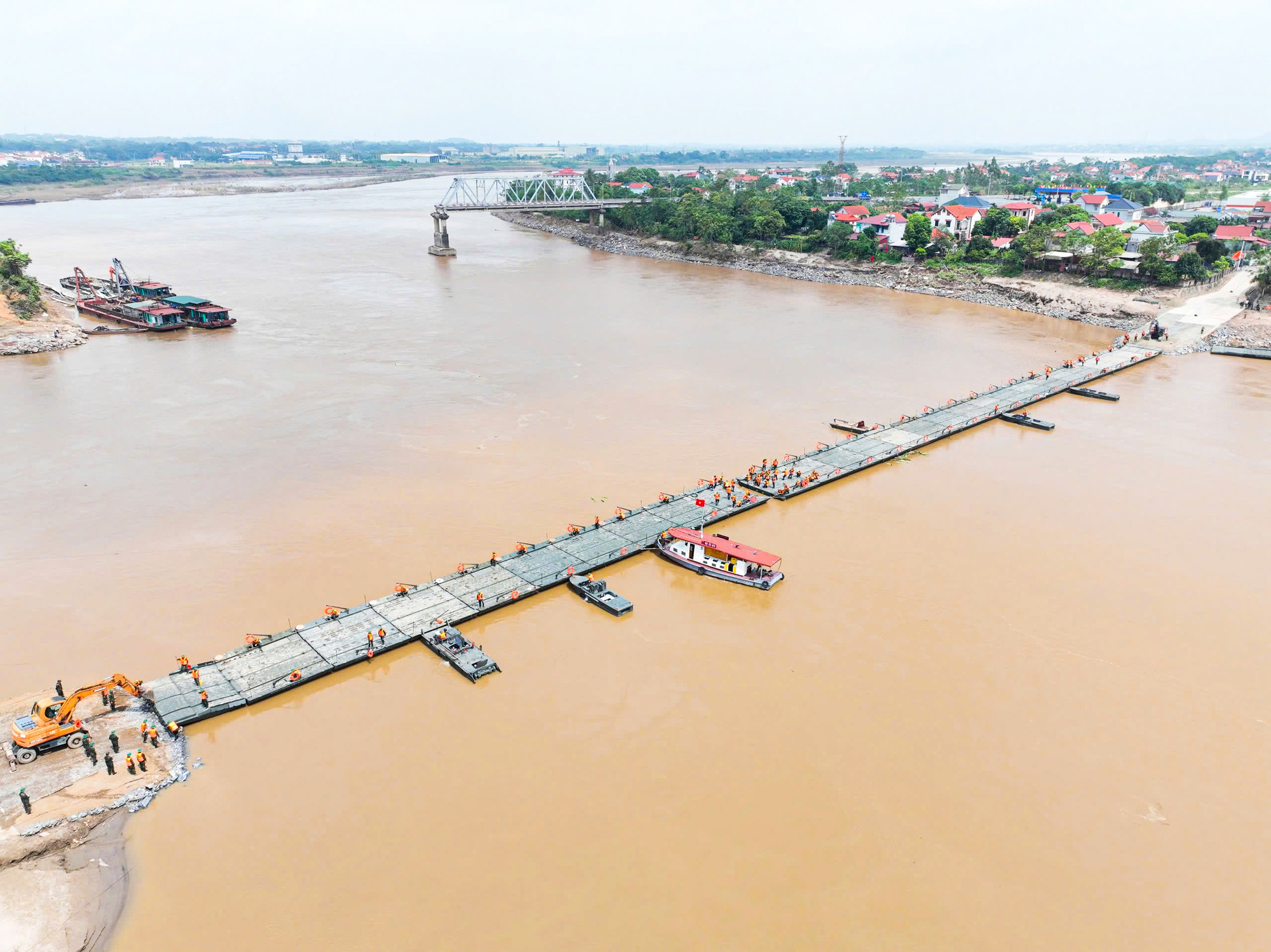 Tin tức sáng 5-10: Vụ sập cầu Phong Châu, vận hành 2 phà cơ động phục vụ người dân lưu thông - Ảnh 2.