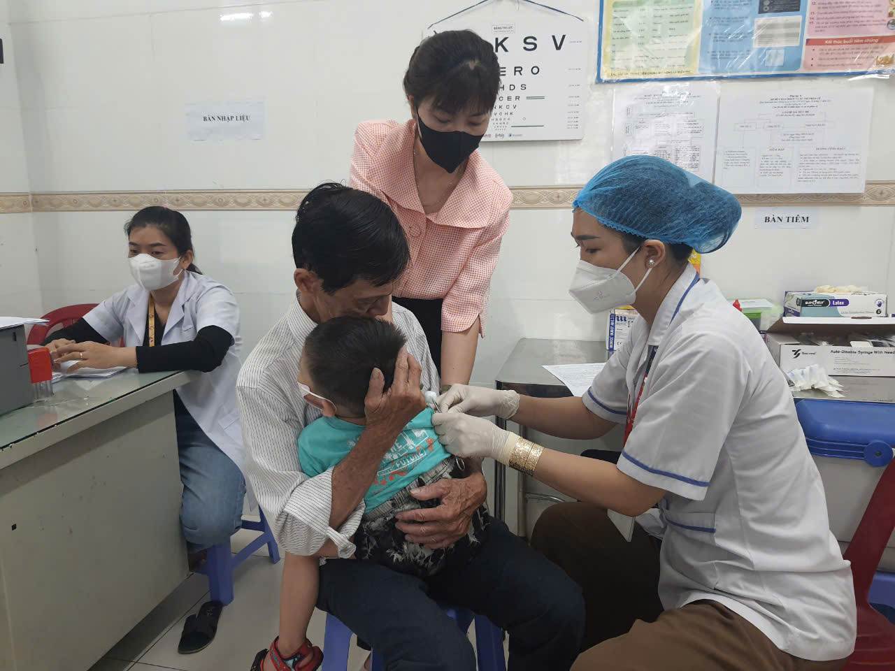 Bệnh sởi vẫn chưa hạ nhiệt, Cần Thơ tiếp tục tiêm vaccine  - Ảnh 2.