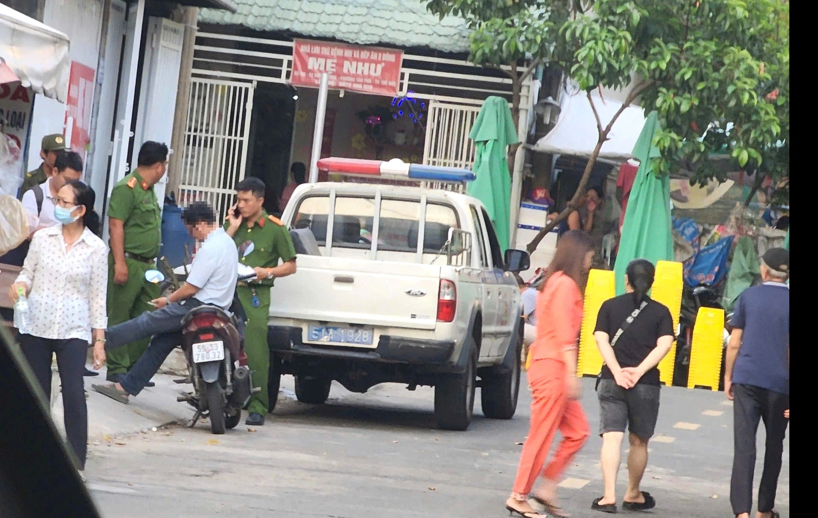 Hai người mặc trang phục y tế tại nơi người phụ nữ điều trị ung thư tử vong sau khi tiểu phẫu ở phòn - Ảnh 2.